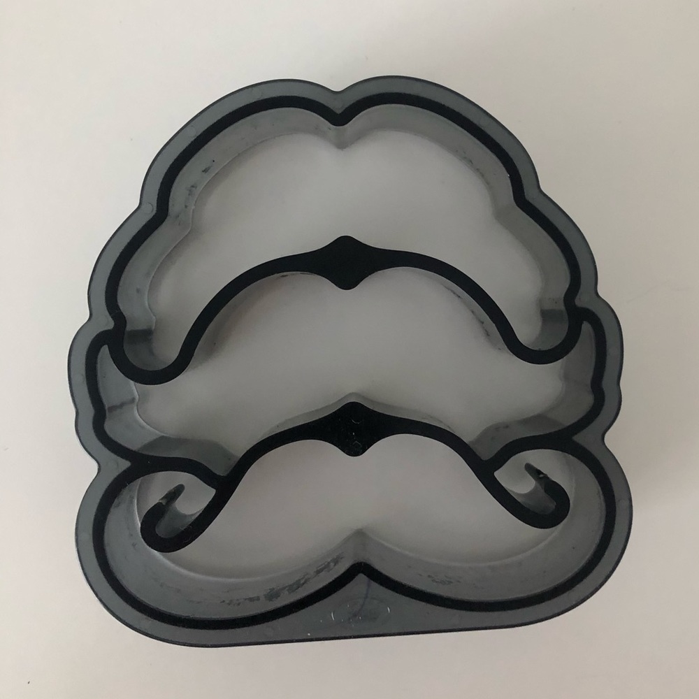 Crustache sandwich cutter